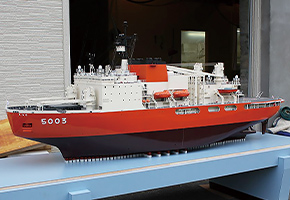 南極観測船「2代目しらせ」の模型